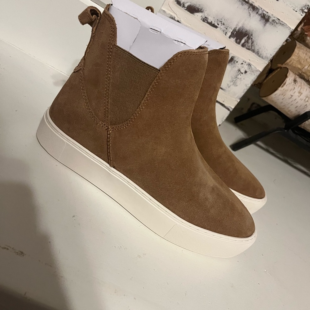 BRAND NEW WITH BOX Women’s UGG Booties